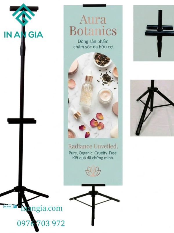 Giá treo standee chân quỳ màu đen trưng bày banner Aura Botanics chăm sóc da hữu cơ